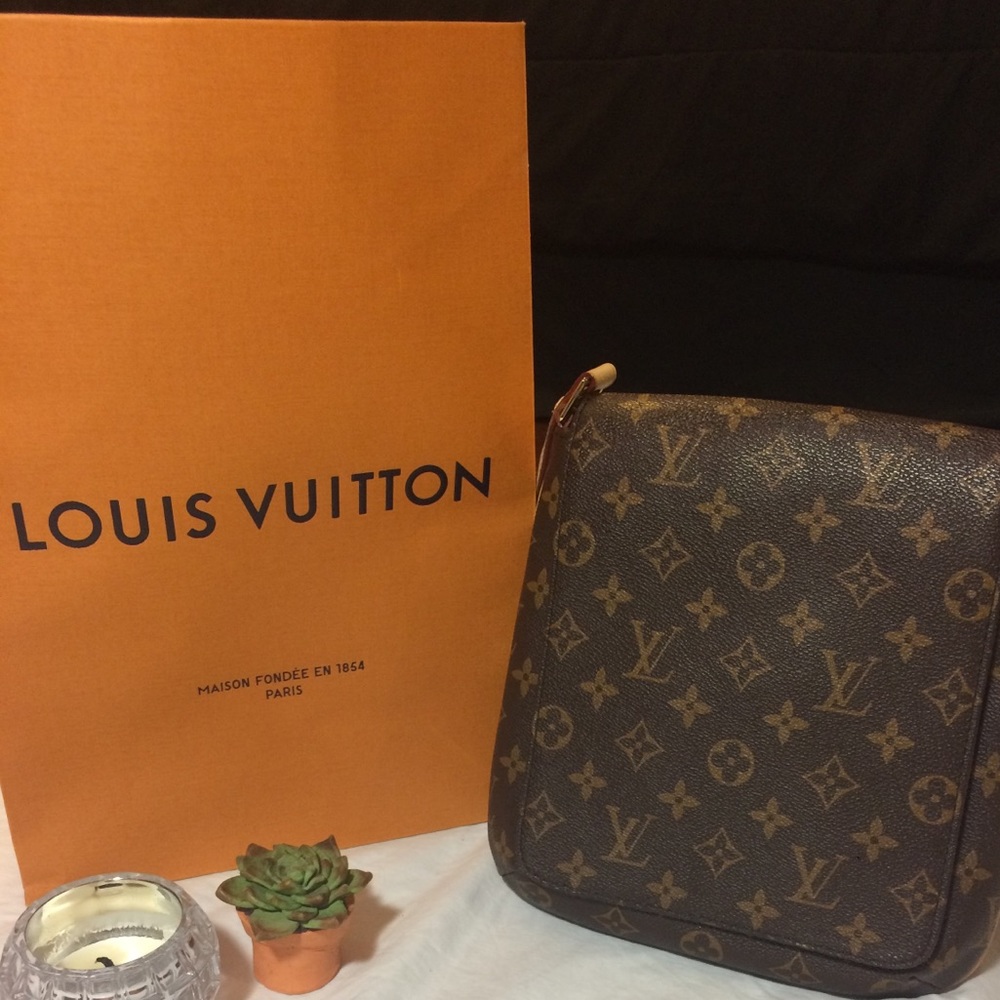 Beautiful Louis Vuitton musette salsa